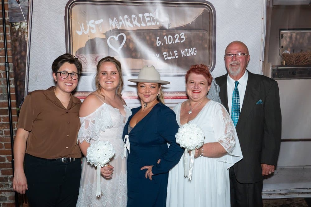 ELLE KING ‘COME GET YOUR WIFE’ WEDDING CHAPEL SONY MUSIC NASHVILLE LIVE @ ACME FEED & SEED